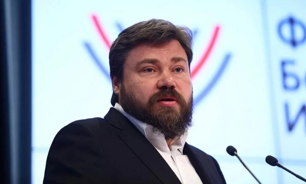 Συνελήφθη τηλεοπτικός παραγωγός που συνεργαζόταν με Ρώσο ολιγάρχη-Γιατί ο Άδωνις ανέφερε τον Βαξεβάνη